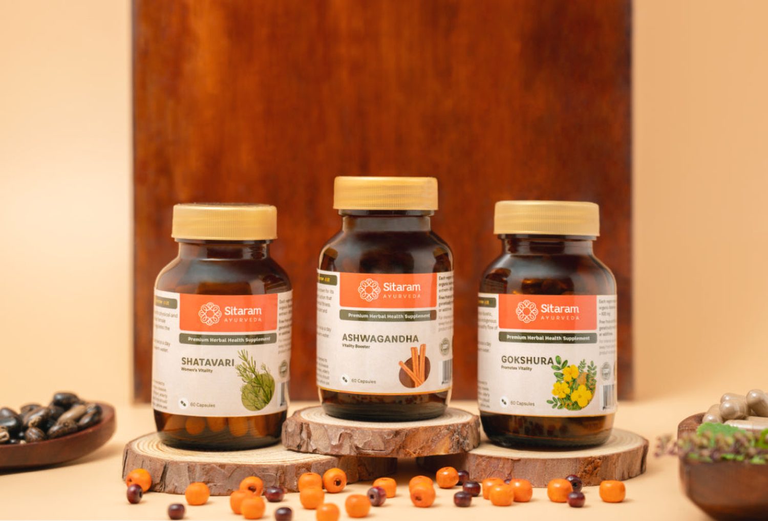 Vrouw met een bloem in een Namaskar-gebaar voor Sitaram Ayurveda